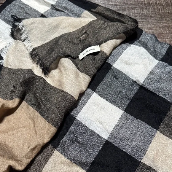 Burberry Check Cashmere silk scarf - Picture 10 of 10